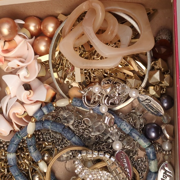 SOLD Bag 6AI - Mixed Wearable Jewelry And Craft Pieces, Many Bracelets 622g - Picture 4 of 9